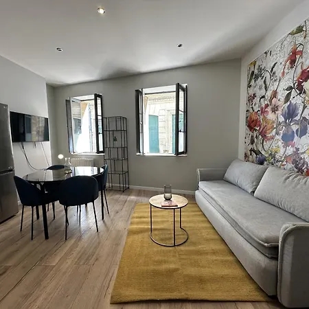 Cocon Des Chandeliers Μπορντό